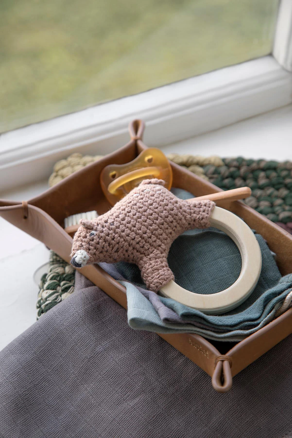 Sebra Häkel-Rassel Auf Holzring, Woody Der Bär 2 Sebra Häkel-Rassel Auf Holzring, Woody Der Bär – Bild 2