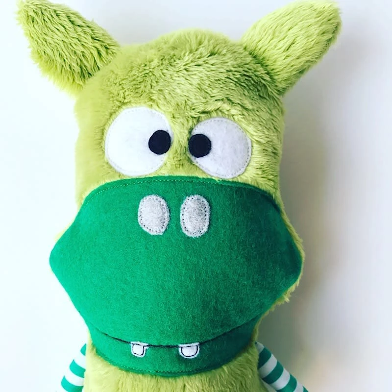 Kuscheltier "Drache Karl Klopfer" In Grün/Grün 2 Kuscheltier "Drache Karl Klopfer" In Grün/Grün – Bild 2