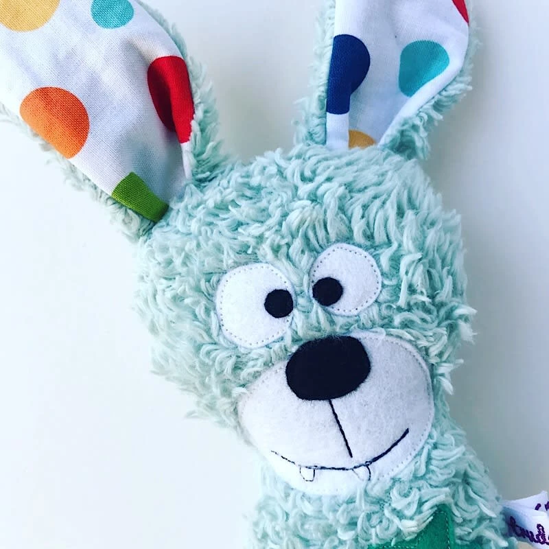 Rassel "Hase Heribert Herz" In Hellblau/Bunt 2 Rassel "Hase Heribert Herz" In Hellblau/Bunt – Bild 2