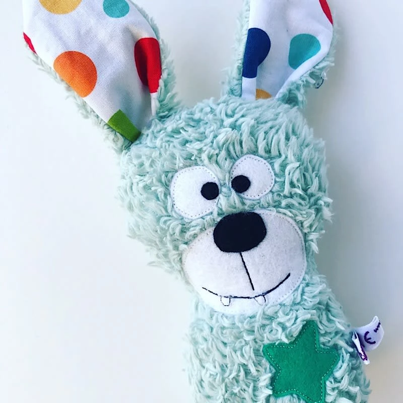 Rassel "Hase Heribert Herz" In Hellblau/Bunt 4 Rassel "Hase Heribert Herz" In Hellblau/Bunt – Bild 4